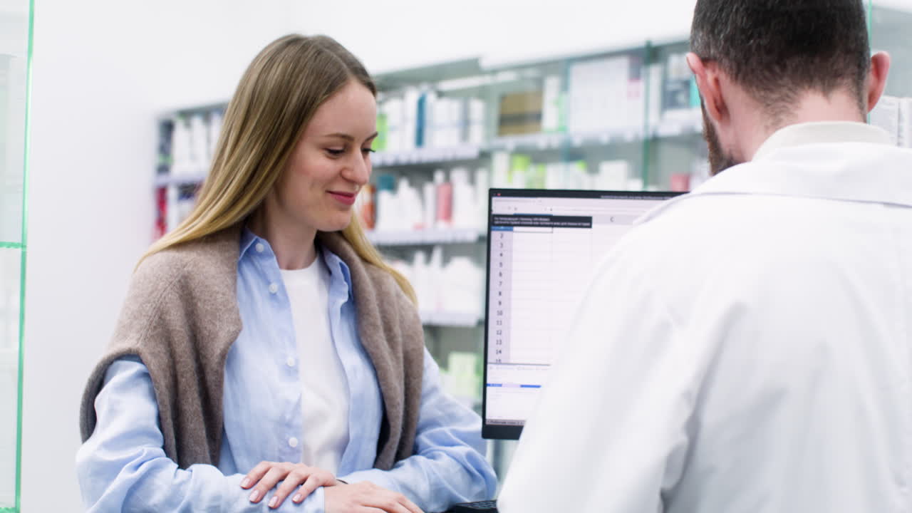 약국에서 물건을 사는 젊은 여자