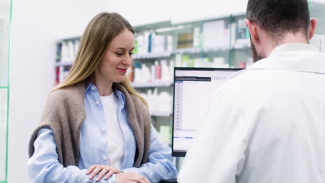 mujer joven comprando en la farmacia