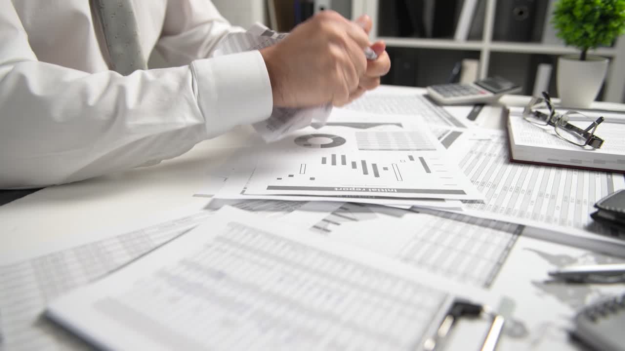 el hombre de negocios enojado tiene estrés y problemas con malos informes, rompe documentos y los lanza.