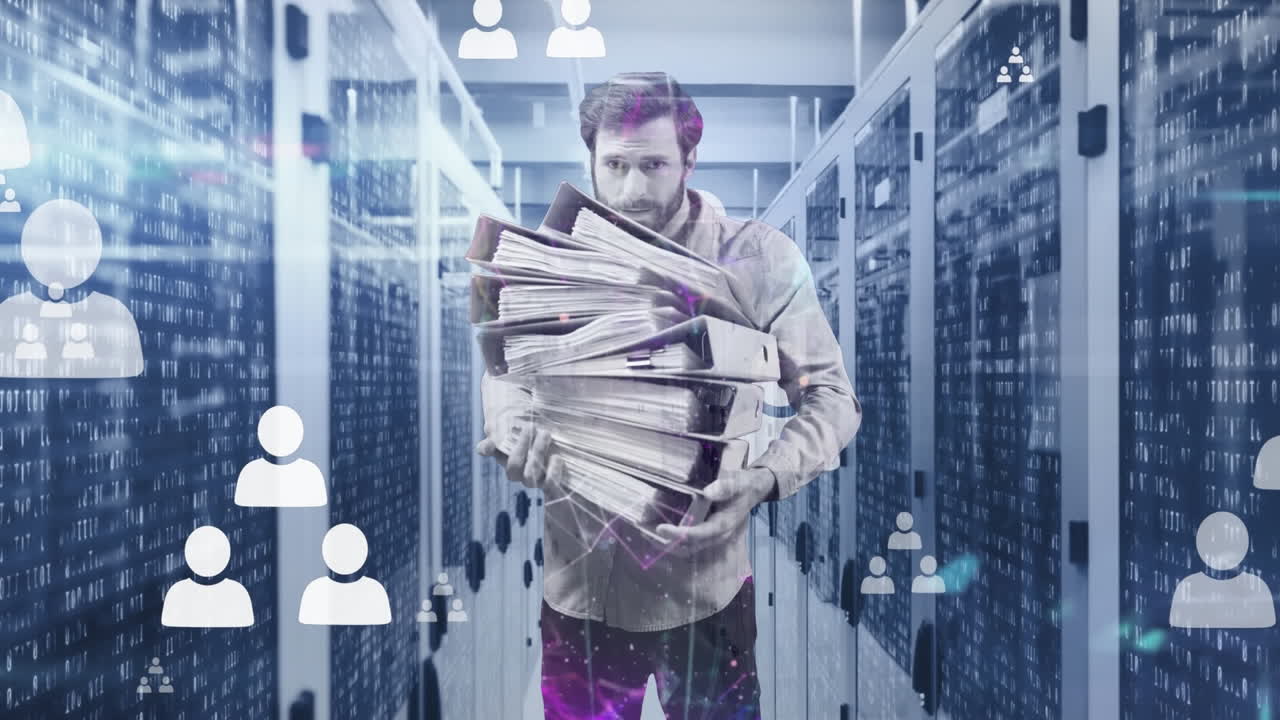 Animazione di icone di profili fluttuanti su un uomo caucasico che porta file su una sala server informatica.