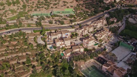 Berühmtes-Bergdorf-Deia-Auf-Einer-Insel-Mallorca-Bei-Sonnenuntergang,-Luftaufnahme