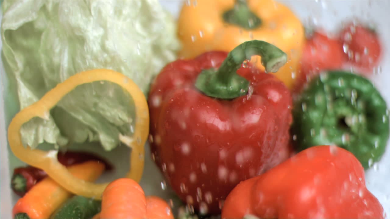 agua lloviendo sobre las verduras en súper cámara lenta