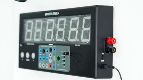 Männliche-Hand-Stellt-Sport-Timer-In-Zeitlupe-Ein