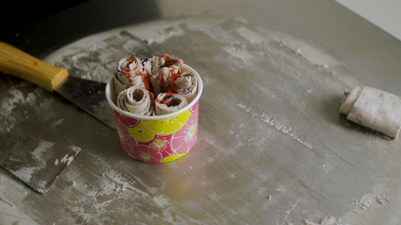 preparación de helados enrollados