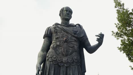 estatua de bronce de un emperador romano