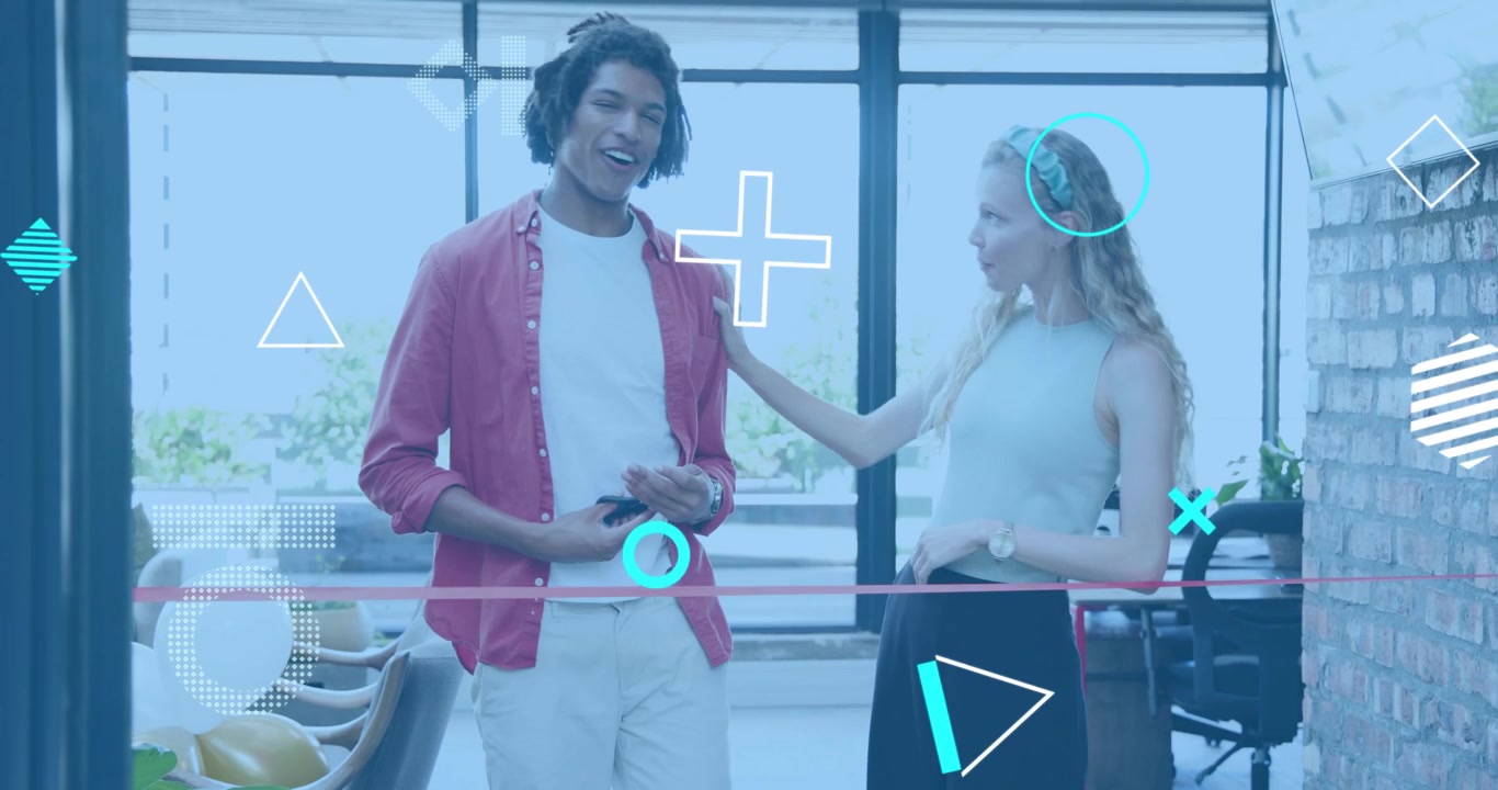 Donna che appoggia la mano sulla spalla di un presentatore, scatenando forme animate e risate in tutta la lounge tecnologica.