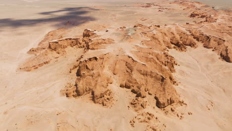 vista aérea de acantilados en llamas en el desierto de gobi en la provincia de omnogovi de mongolia