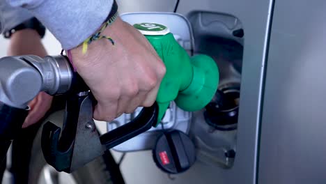 slowmo - hombre caucásico llenando el tanque de gasolina con combustible