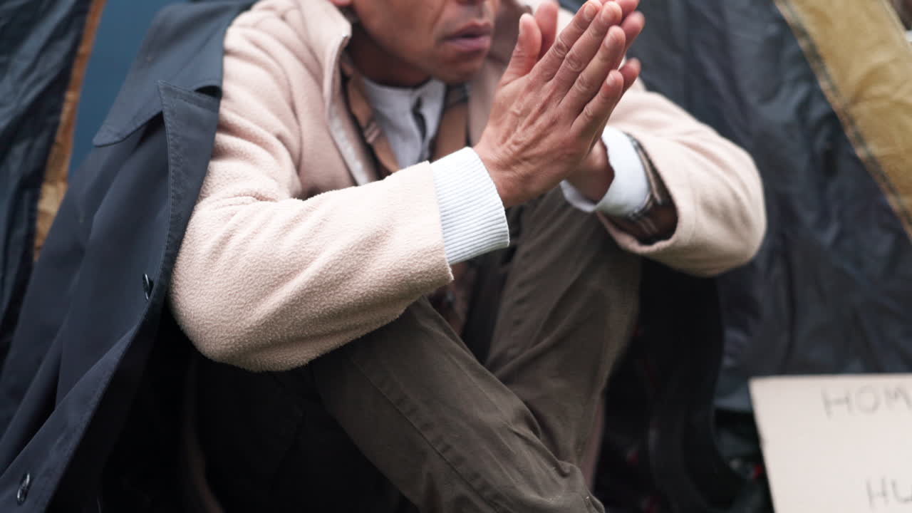 음식 을 구걸 하는 노숙자