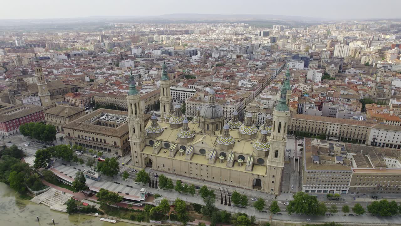 Vista aerea della Basilica de Nuestra Señora del Pilar e panorama urbano di Saragozza.