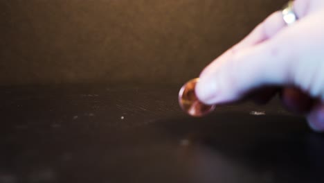 encontrar el foco usando un centavo en una mesa