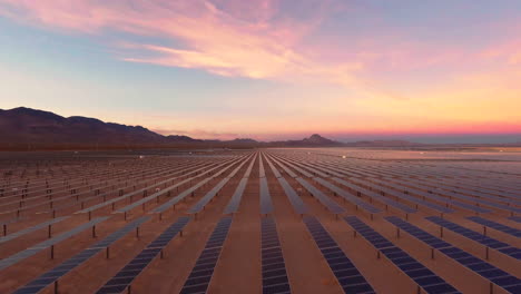 paneles solares en una granja solar del desierto al amanecer o al anochecer durante la hora dorada, aérea