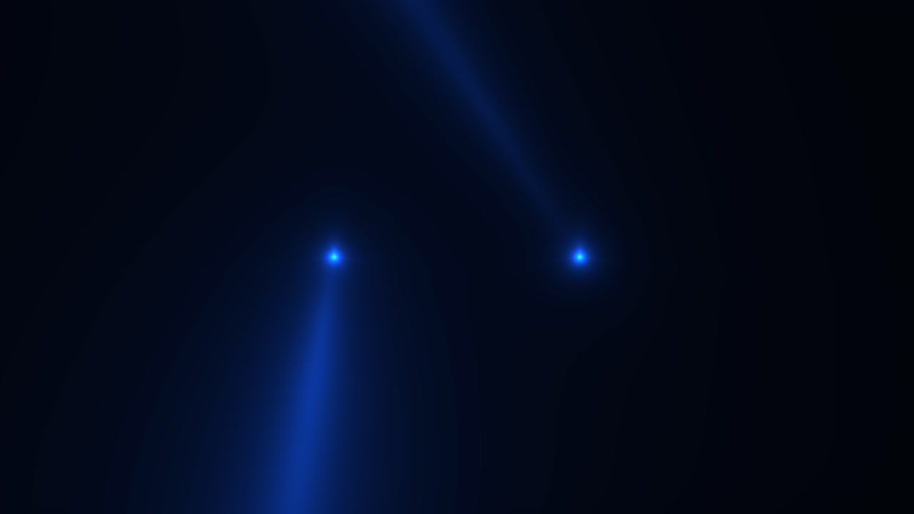 Fasci di luce blu brillante su palcoscenico sfumato nero