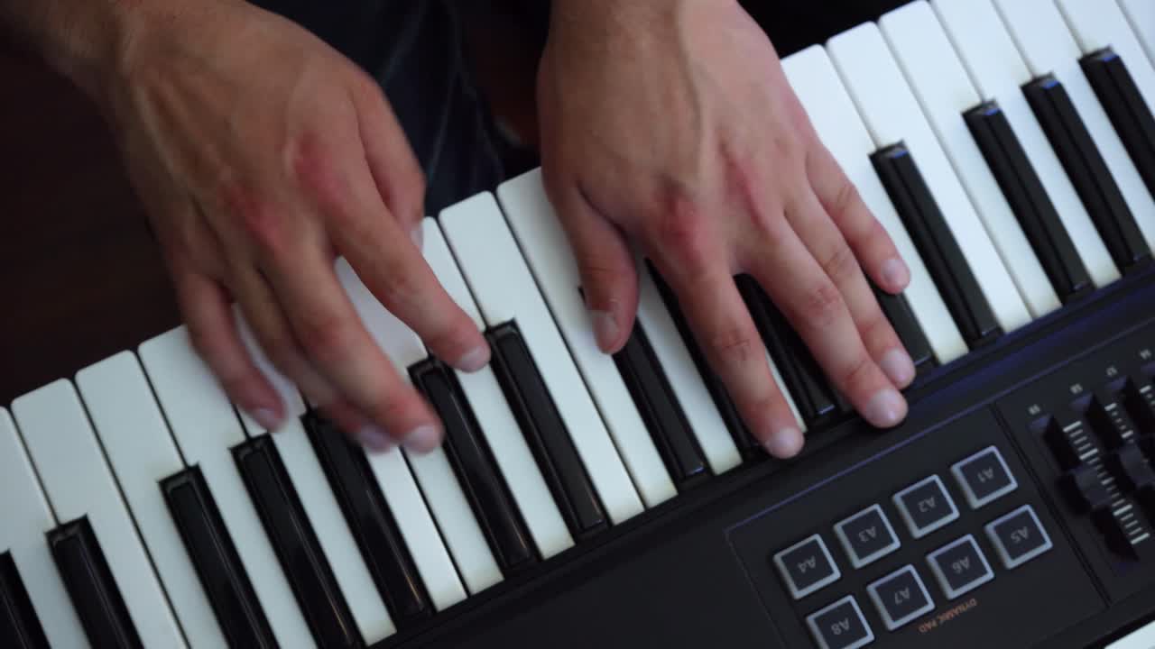 vista superior de las manos de un pianista tocando su instrumento