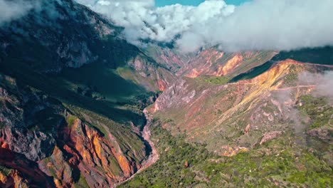 Epische-Drohnenaufnahme-Der-Colca-Schlucht-Nach-Dem-Regen,-Mit-Bergen,-Wolken,-Dem-Fluss-Und-Dynamischen-Perspektivwechseln