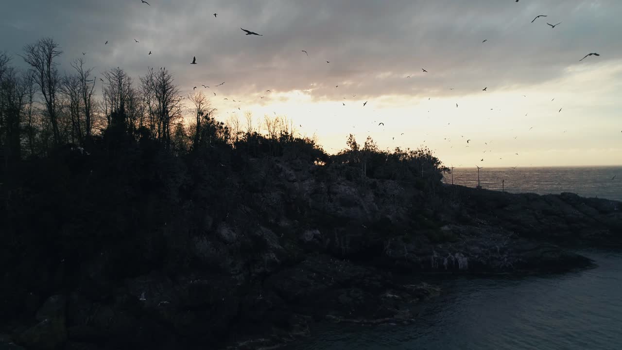 작은 바위섬의 석양