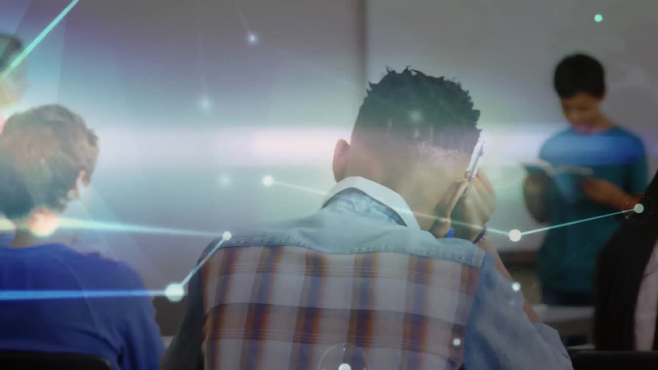 una red brillante de conexiones contra un niño caucásico que lee un libro en clase en la escuela primaria