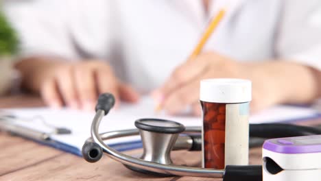 el médico escribe una receta.