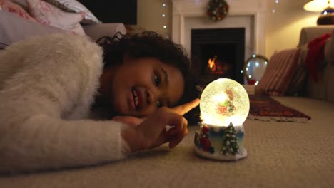 chica en casa en tiempo de navidad