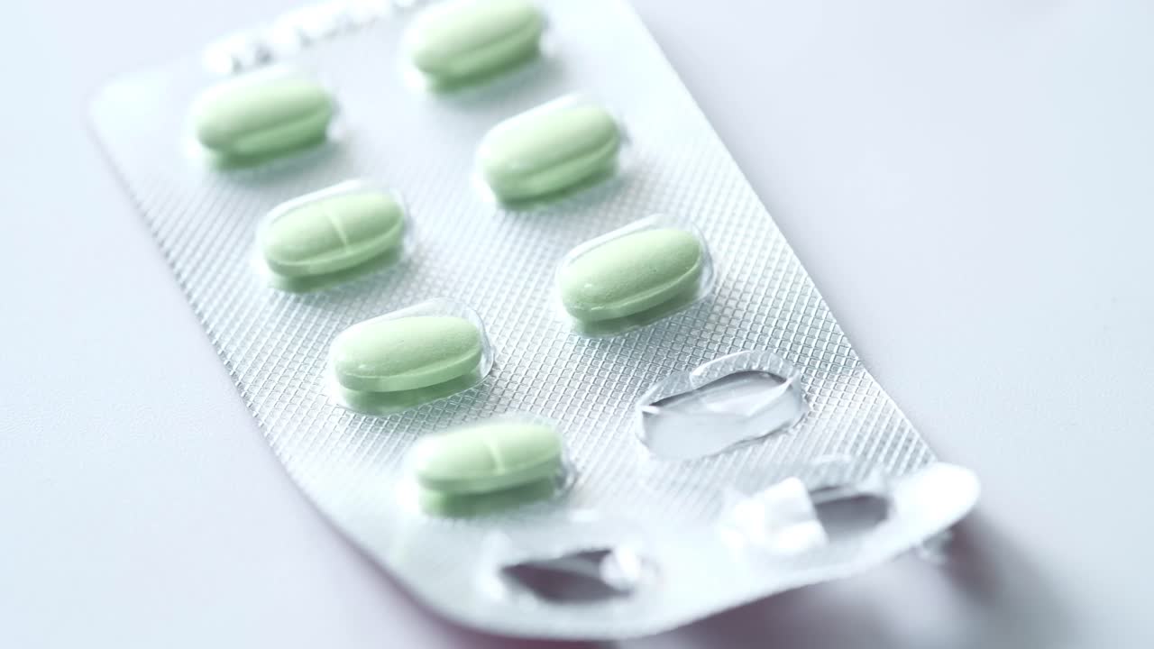 블리스터 패키지에 있는 밝은 녹색 알약