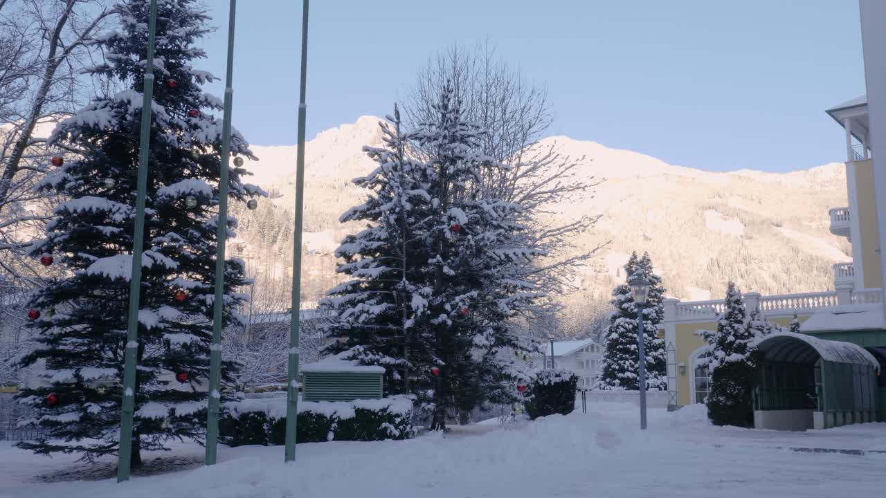 눈 덮인 집, 나무, 산이 있는 극한의 겨울 풍경