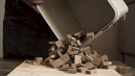 toma de un cubo que deja caer cuadrados de madera