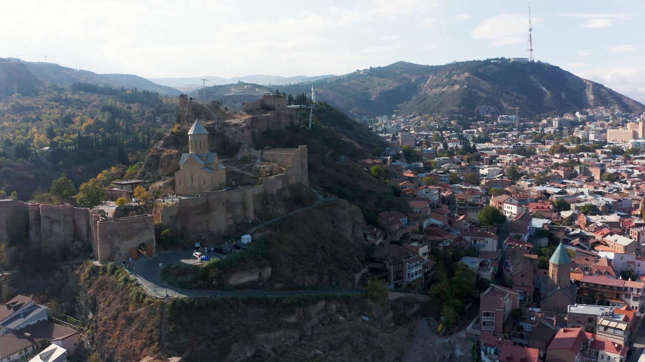 Vista aérea del casco antiguo histórico de Tiflis con la Fortaleza de Narikala