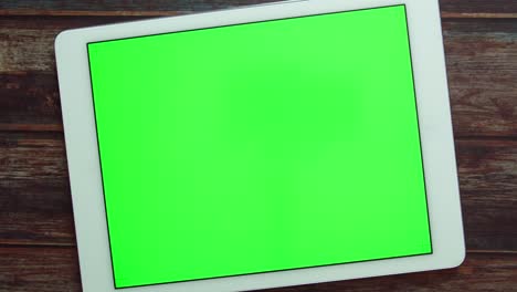 acercar lentamente la tableta inteligente muestra pantalla verde tecla de croma con signo de cruz
