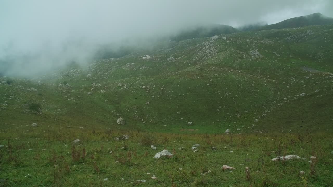 Podzim v pohoří Fišt: Malebné stezky a alpská krása.