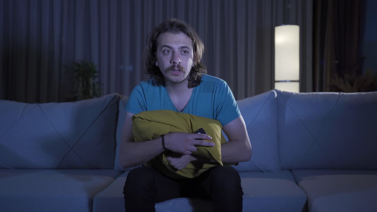 밤에 공포영화나 스릴러 영화나 다큐멘터리를 보는 사람은 겁에 질립니다.