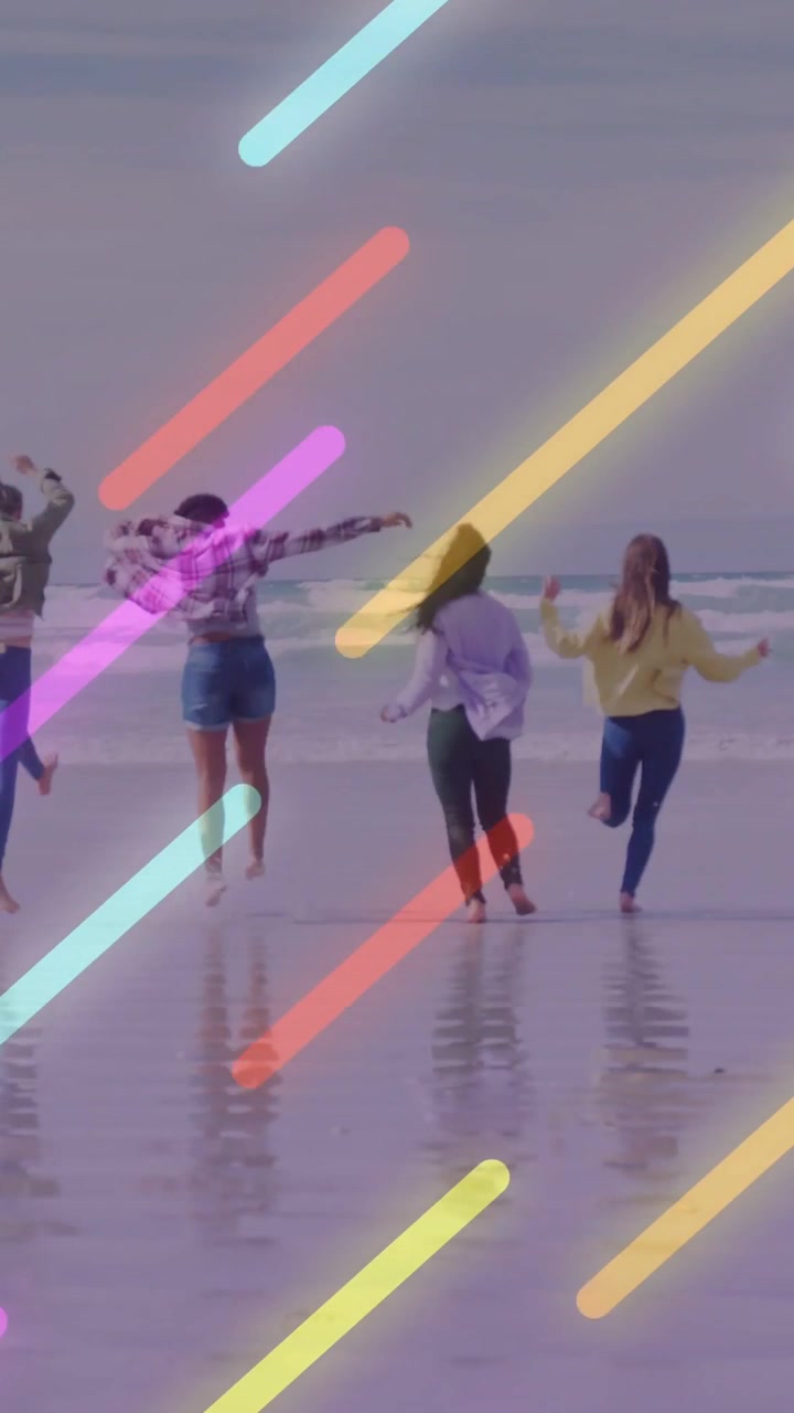 Video verticale: Quattro donne che si uniscono e si tengono per mano, correndo verso il mare, con una striscia al neon che copre le persone, tema viaggio