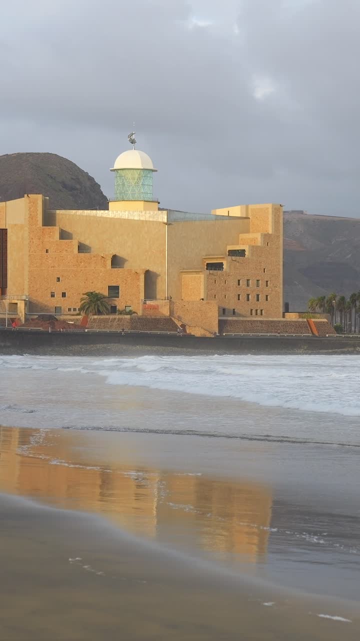 Inquadratura dell'auditorium Alfredo Kraus e del suo riflesso sulla riva della spiaggia di Las Canteras, Gran Canaria, Isole Canarie