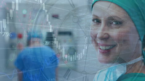 animación del procesamiento de datos sobre una doctora caucásica sonriendo