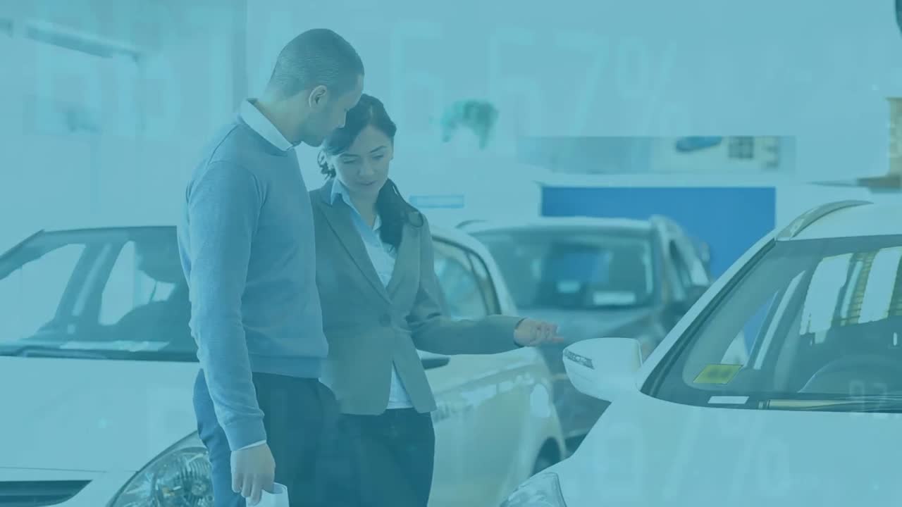 animación del procesamiento de datos financieros sobre una pareja en una tienda de concesionarios de automóviles.