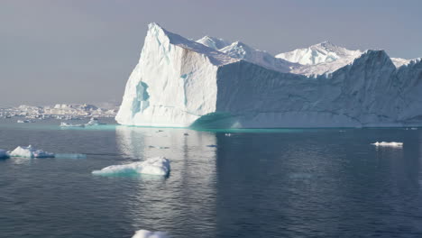 iceberg masivo en el océano ártico