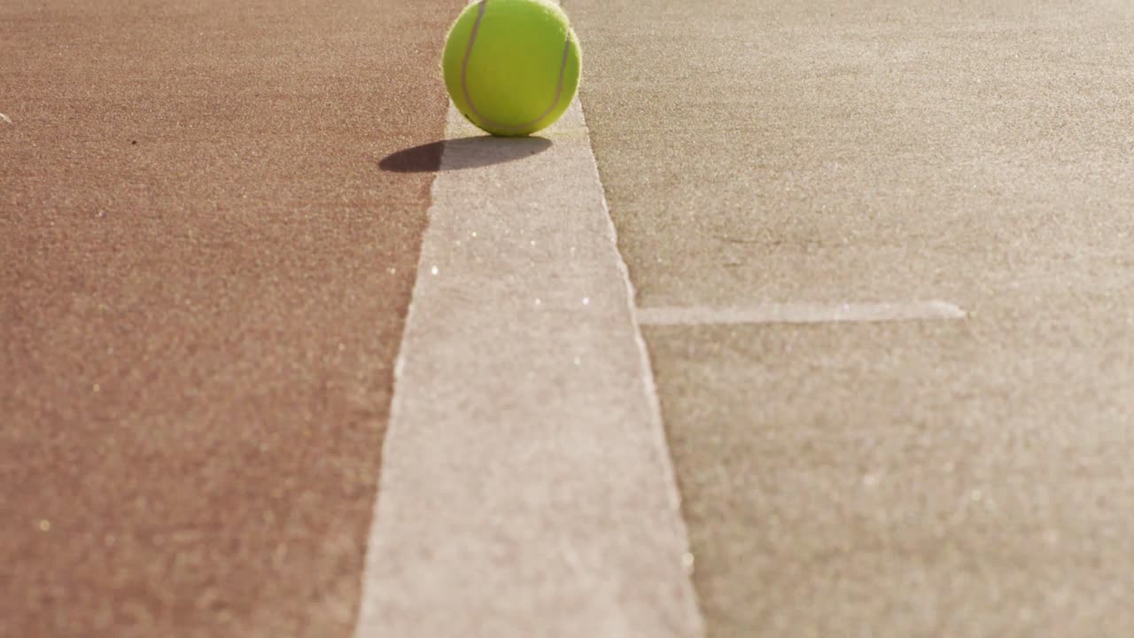 테니스 코트 에 누워 있는 테니스 공 의 비디오