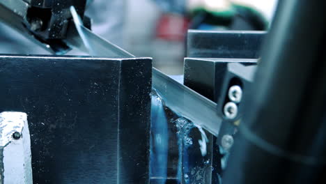 sierra de banda en metal que conduce el trabajo del metal en la planta. máquina de corte de metal