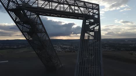 el ascenso de un avión no tripulado revela el parque industrial de saar en ensdorf, alemania