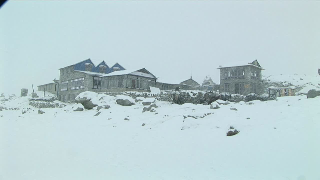 히말라야 트레일사이드 정류장에 내리는 눈