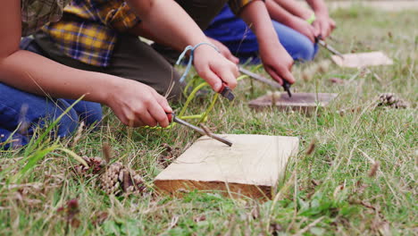 Primer-Plano-De-Un-Grupo-De-Niños-En-Un-Viaje-De-Campamento-Al-Aire-Libre-Aprendiendo-A-Hacer-Fuego