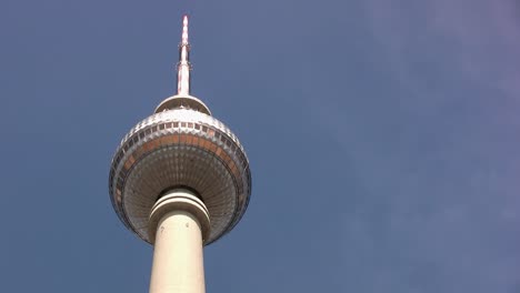 parte superior de la torre de televisión de berlín desde abajo, alemania