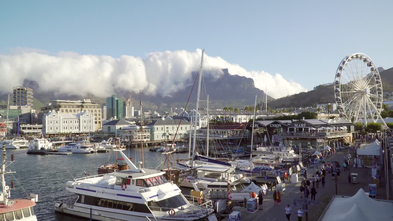 케이프 타운의 빅토리아와 알프레드 워터프론트와 흐린 테이블 마운틴