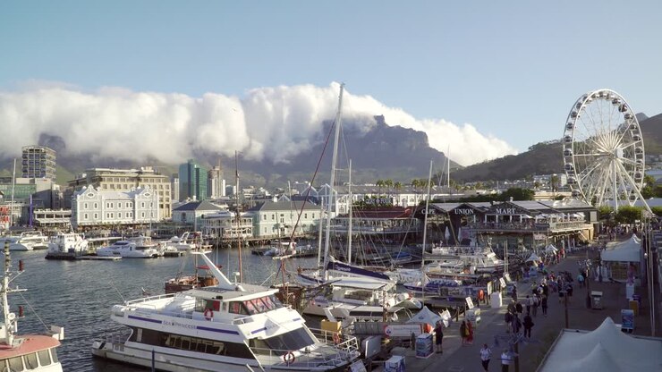 Victoria and Alfred Waterfront a Città del Capo e Table Mountain nuvolosa