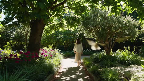 mujer caminando en un hermoso jardín