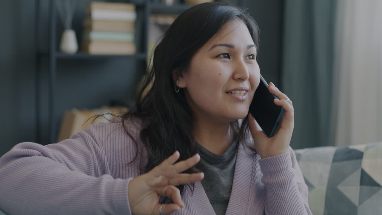 집에서 전화로 얘기하는 여자