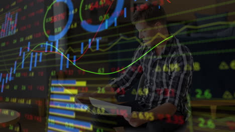 Animación-Del-Procesamiento-De-Datos-Financieros-Sobre-Un-Hombre-De-Negocios-Caucásico-En-El-Cargo