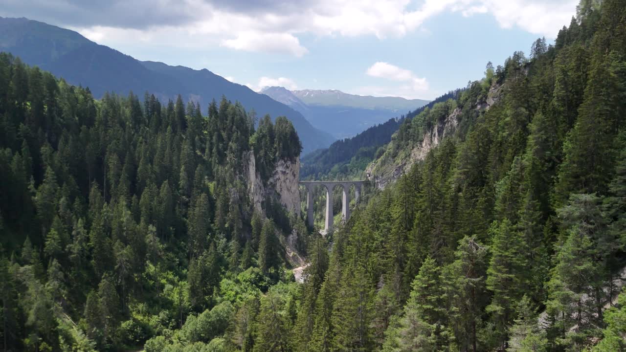fotografía delantera del famoso paso aéreo del viaducto de landwasser en el cantón de graubunden en los alpes