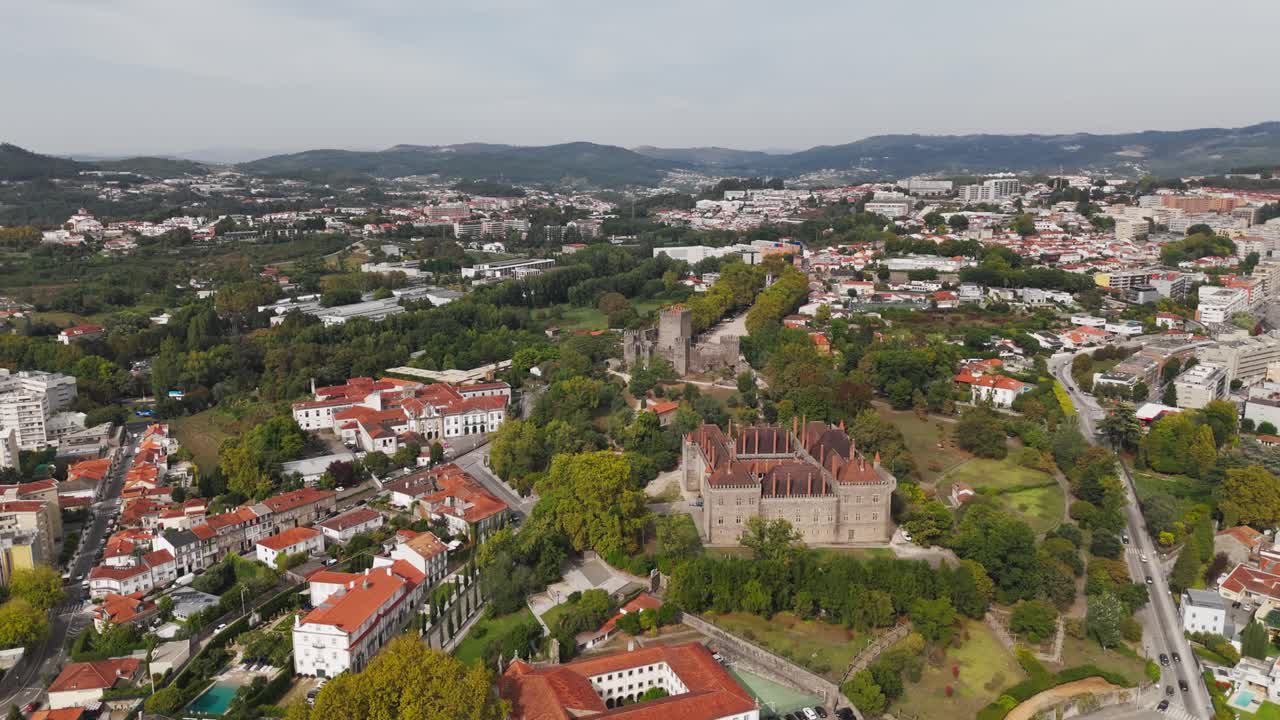 Drone – Guimarães viser middelalderborg, palads og byarkitektur omgivet af bakker