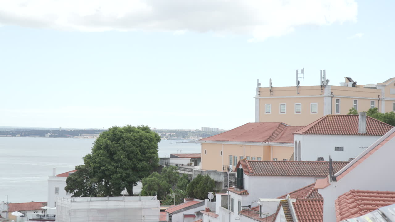 Un mirador en Lisboa, Portugal, con vistas al río Tajo y a un pequeño parque.
