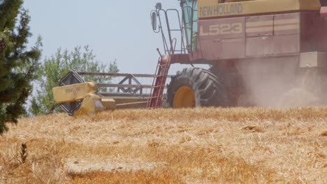 Combinar-La-Cosecha-De-Campo-De-Trigo-En-España-8